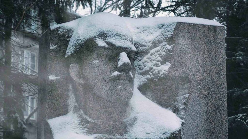 Buste de Lénine recouvert de neige